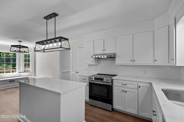 kitchen featuring white cabinetry, dark hardwood / wood-style flooring, decorative light fixtures, electric range, and a notable chandelier