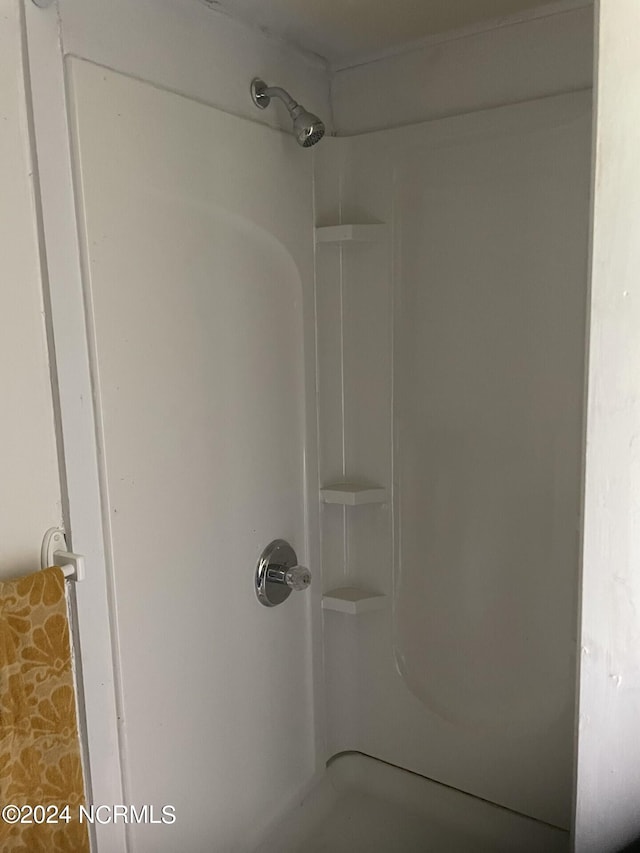 room details with shower / tub combination