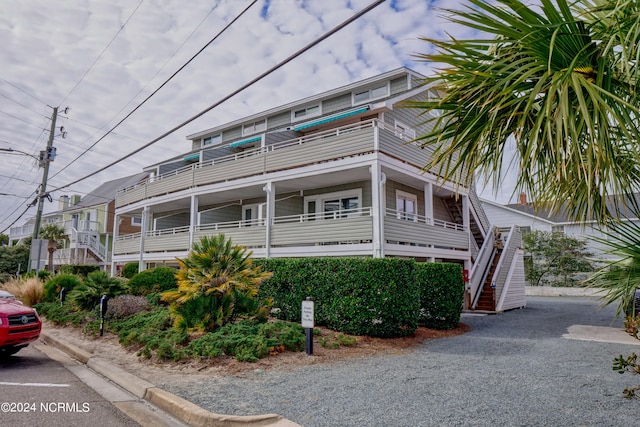 view of front of home featuring a balcony