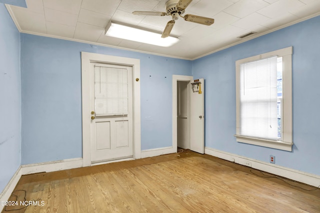 empty room featuring light hardwood / wood-style flooring, ceiling fan, and ornamental molding