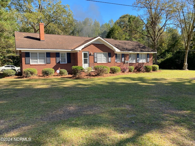 single story home featuring a front yard