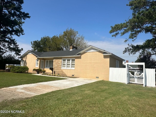 single story home featuring a front lawn