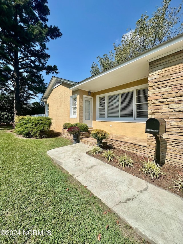 view of front of property with a front lawn