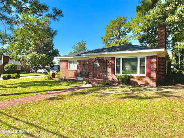 single story home featuring a front lawn