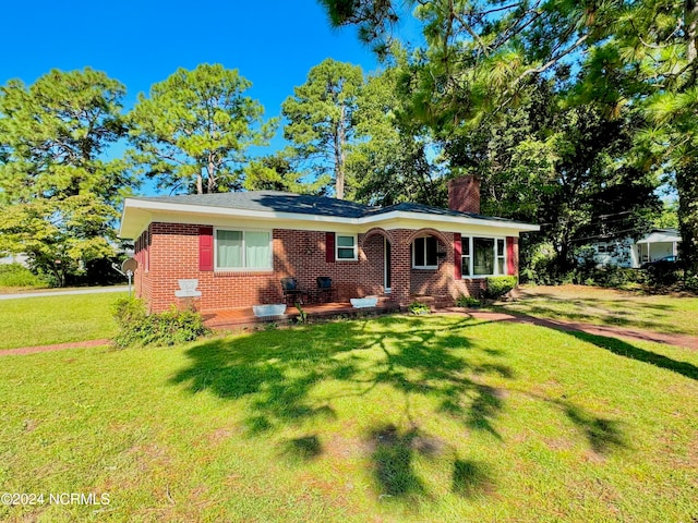 ranch-style home featuring a front yard