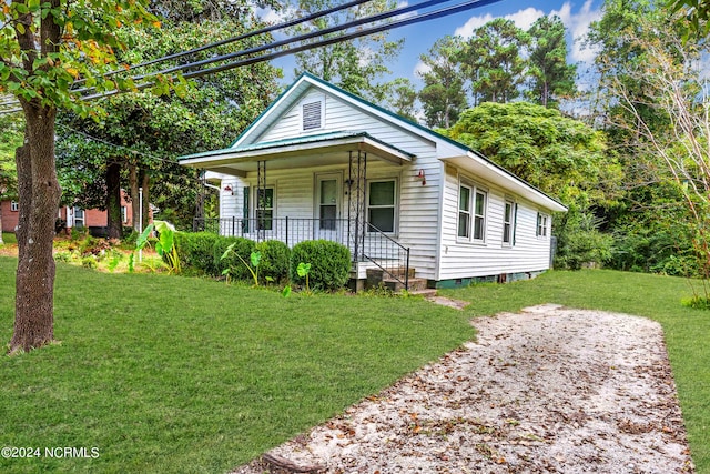 bungalow-style home featuring a front lawn and a porch