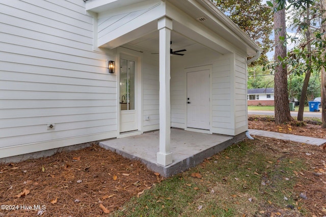 doorway to property with ceiling fan