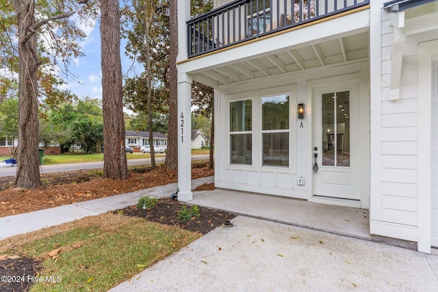 entrance to property featuring a balcony