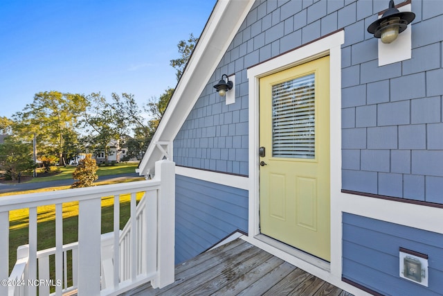 entrance to property featuring a wooden deck