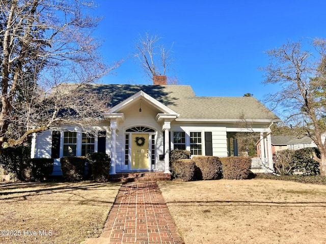 view of front of house featuring a front lawn