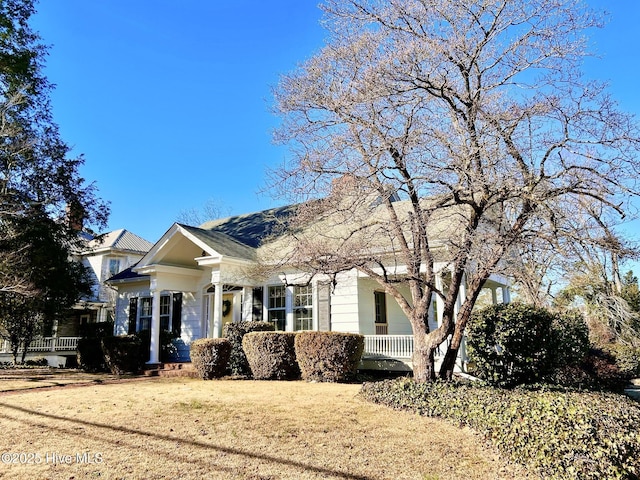 view of front of home featuring a front lawn