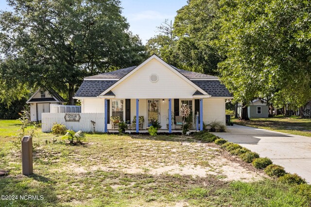 bungalow-style house featuring covered porch