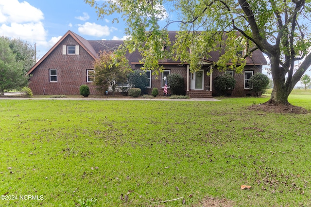 view of front facade featuring a front lawn