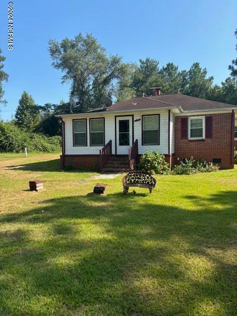 view of front of property featuring a front lawn