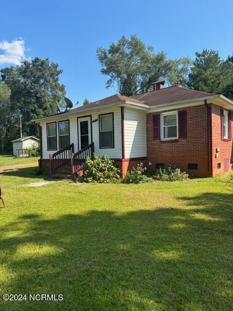 view of front of house with a front yard