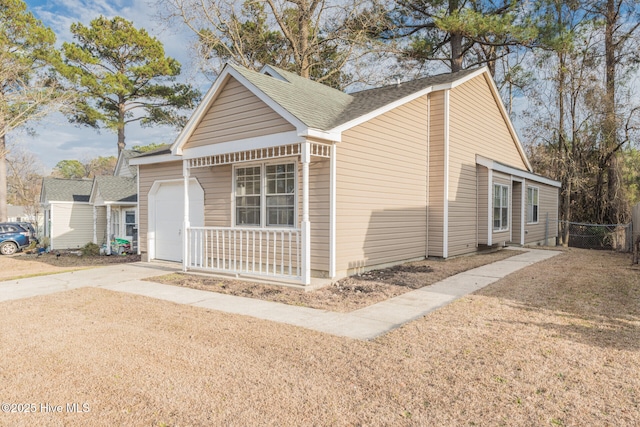 view of front facade with a garage and a front yard