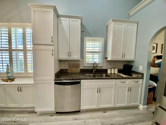 kitchen featuring dishwasher, light hardwood / wood-style floors, backsplash, and sink