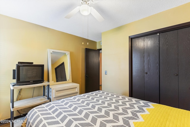 bedroom featuring a textured ceiling, a closet, and ceiling fan