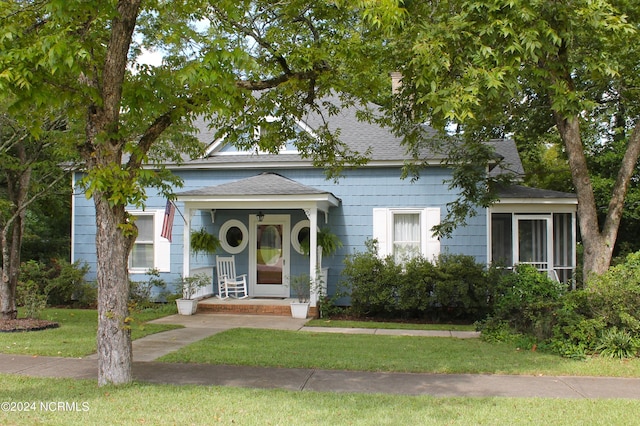 view of front of house featuring a porch and a front yard