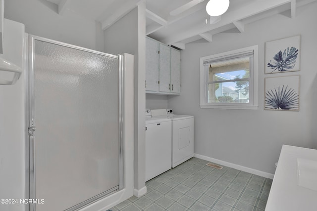 washroom with ceiling fan, cabinets, and washer and clothes dryer