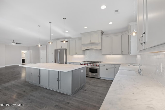 114 Castaway Cv, Cedar Point, NC 28584 - kitchen featuring stainless steel appliances, gray cabinets, a center island, ceiling fan, and backsplash