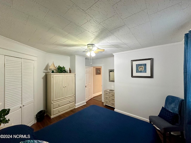 bedroom with ceiling fan, a closet, dark hardwood / wood-style floors, and crown molding