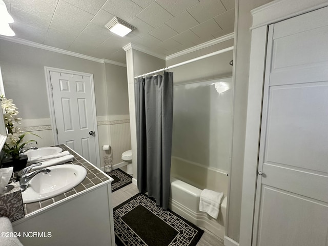 1118 W Main St, Belhaven, NC 27810 - full bath featuring double vanity, ornamental molding, shower / bath combo, toilet, and wood finished floors
