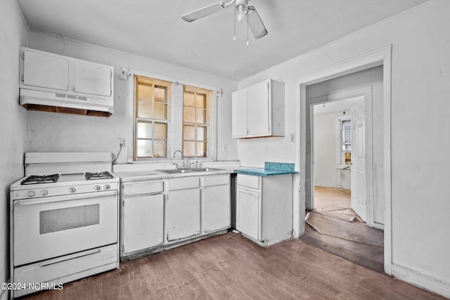 kitchen with hardwood / wood-style flooring, sink, white cabinetry, white gas range, and ceiling fan