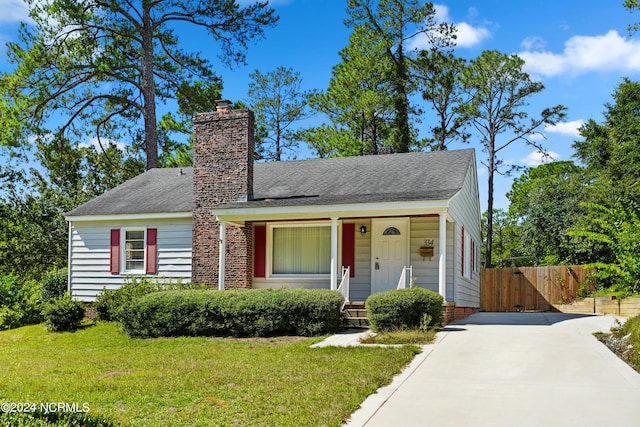 view of front of house featuring a porch and a front lawn