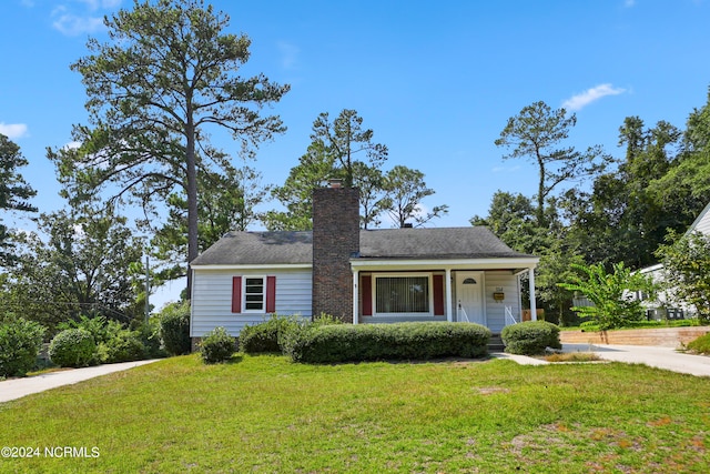 view of front of home featuring a front lawn and covered porch