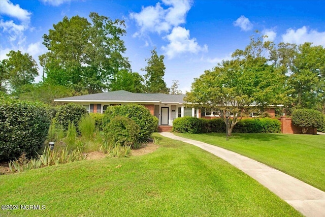 view of front of home featuring a front lawn