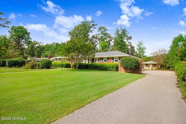 single story home with a front lawn