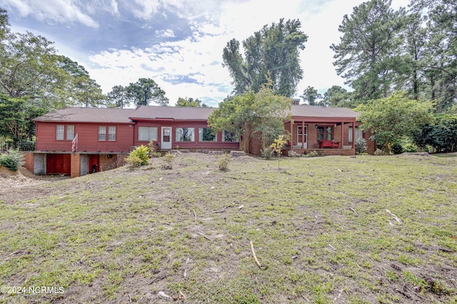 view of front of house with a front lawn