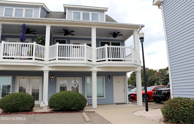 view of front of home featuring ceiling fan and a balcony