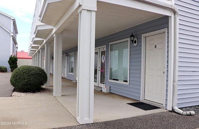 entrance to property featuring covered porch