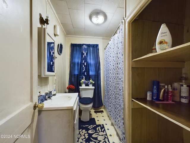 bathroom with curtained shower, crown molding, vanity, and toilet