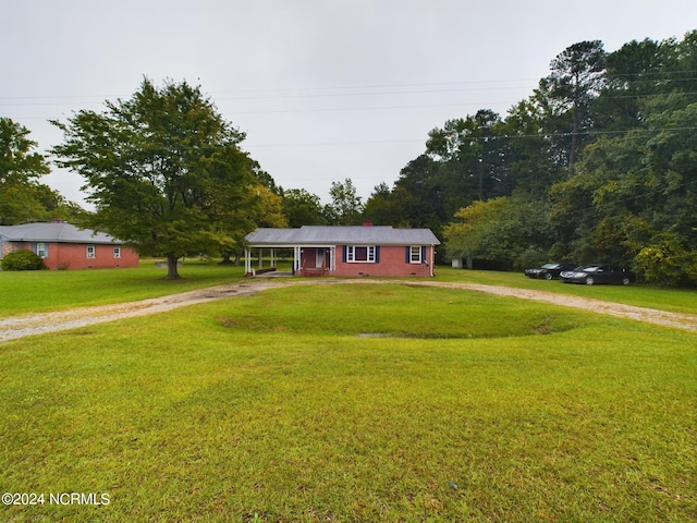 ranch-style house featuring a front yard