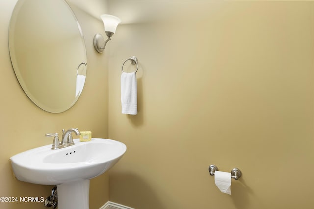 bathroom featuring sink