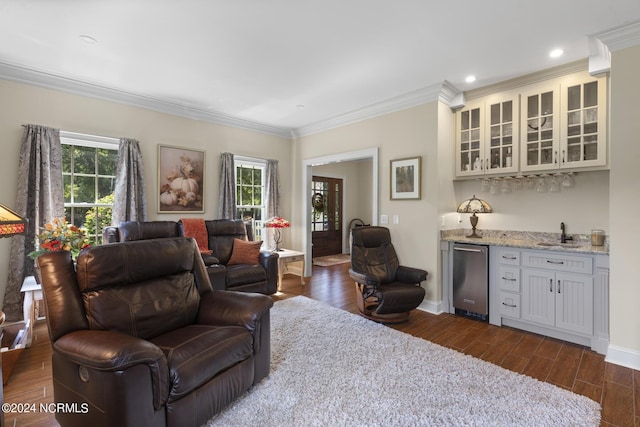 living area with a wealth of natural light, dark wood-style flooring, wet bar, and crown molding