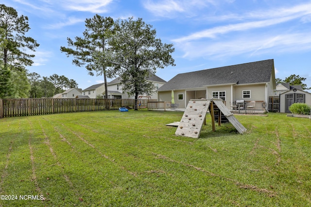 view of yard featuring a shed