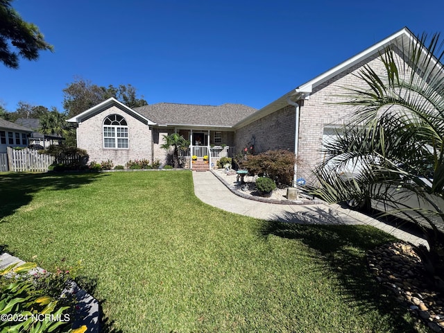 ranch-style house featuring a front yard