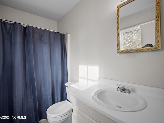 bathroom with a shower with curtain, vanity, and toilet