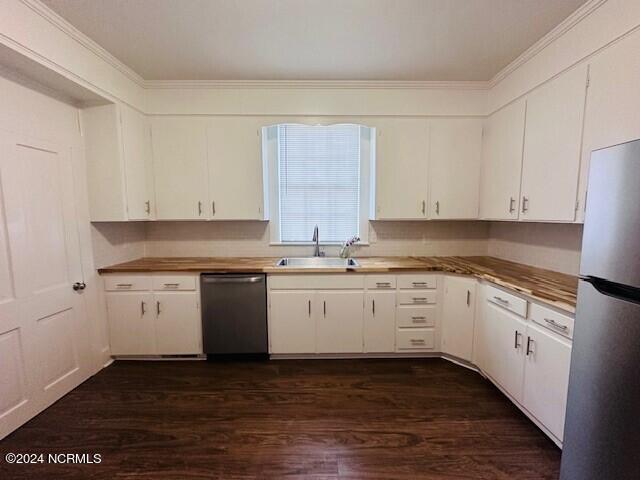 kitchen featuring white cabinets, sink, dark wood-type flooring, stainless steel appliances, and crown molding