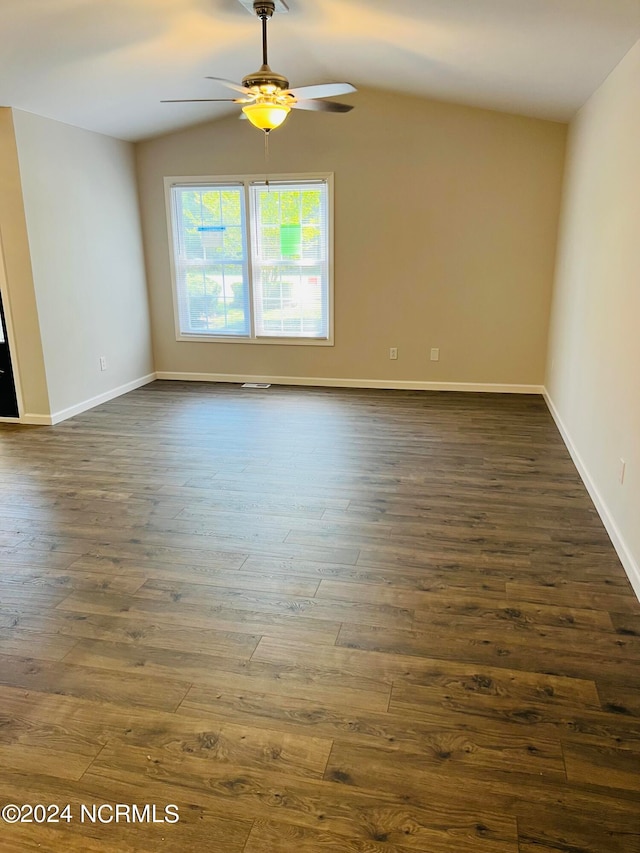 unfurnished room featuring dark wood-type flooring, vaulted ceiling, and ceiling fan