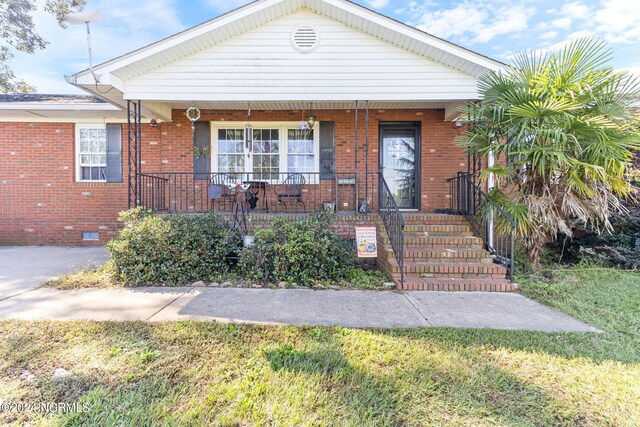 single story home featuring a front yard