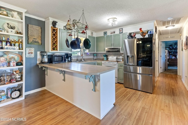 kitchen with kitchen peninsula, a breakfast bar, stainless steel appliances, and light hardwood / wood-style flooring