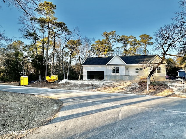 view of front facade featuring a garage