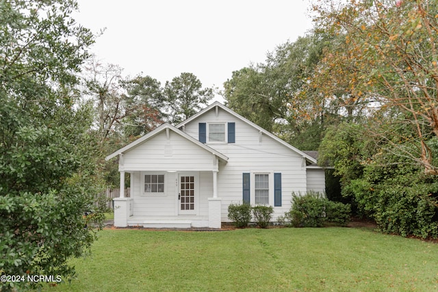 view of front of house featuring a front lawn