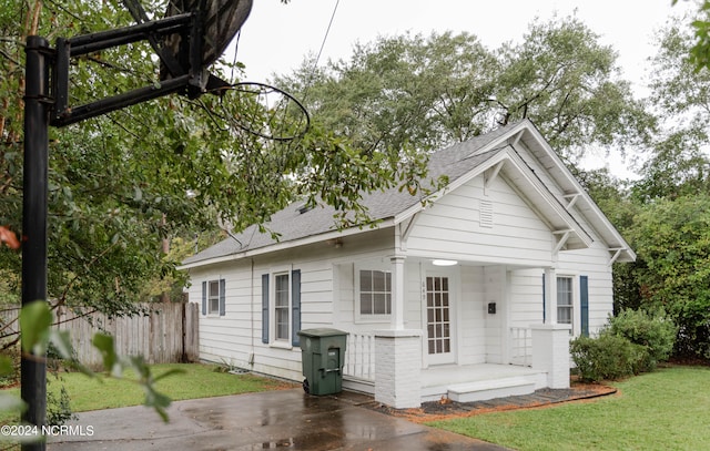 view of front of property featuring a front lawn