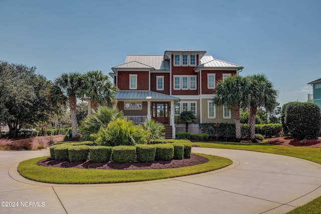 view of front facade featuring a front lawn and a porch